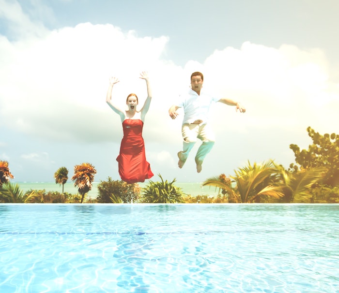 homme-femme-sautent-piscine